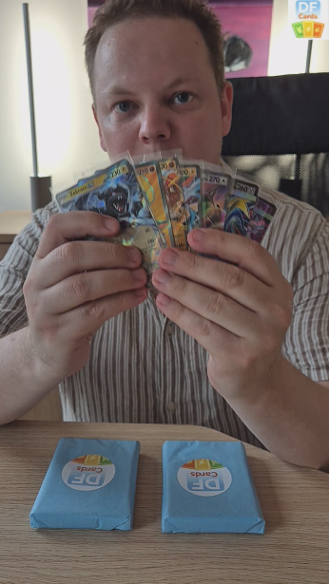 Indlæs video: Se hvordan vores Pokémon-pakker fungerer, og hvorfor så mange vælger DF Cards til gaver, samling og sjove åbninger.✅ Garanterede EX/V-kort✅ Perfekt til børn og samlere✅ Sendes hurtigt fra Danmark